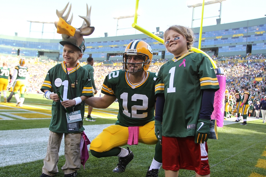 Aaron Rodgers poses with Green Bay fans | Mike McGinnis/Getty Images