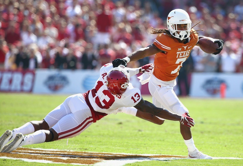 DALLAS, TX - OCTOBER 10: Marcus Johnson #7 of the Texas Longhorns scores a touchdown against Ahmad Thomas #13 of the Oklahoma Sooners in the first quarter during the AT&T Red River Showdown at the Cotton Bowl on October 10, 2015 in Dallas, Texas. (Photo by Tom Pennington/Getty Images)