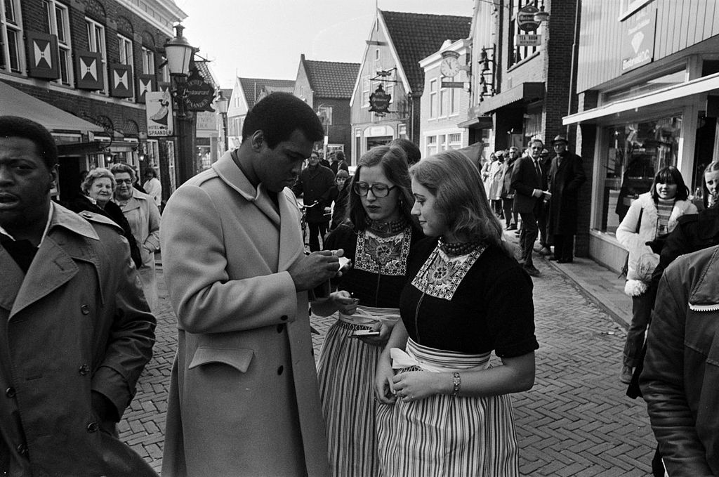 ali signs autographs