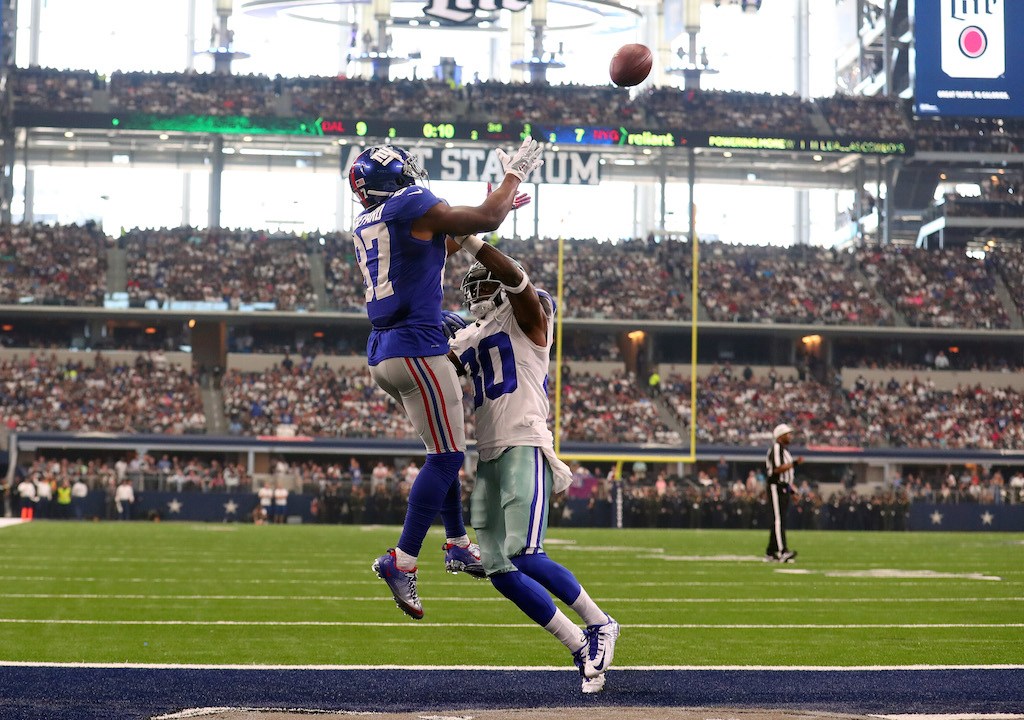 Sterling Shepard (L) makes the touchdown grab | Tom Pennington/Getty Images