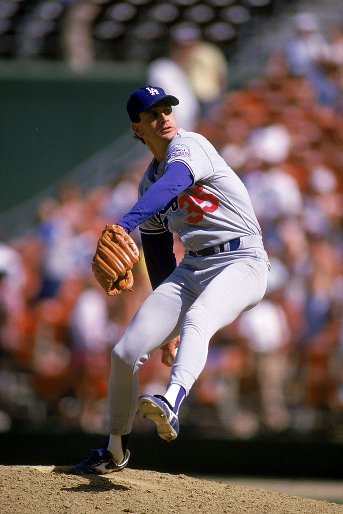 Bob Welch #35 of the Los Angeles Dodgers