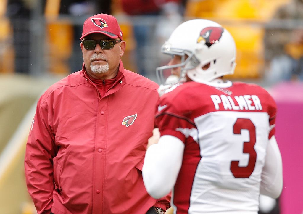 Bruce Arians watches Carson Palmer warm up in 2015.