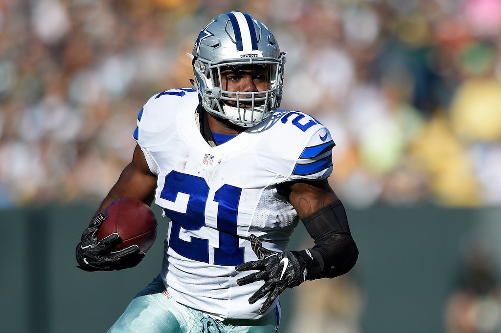 Ezekiel Elliott runs the ball toward the end zone.