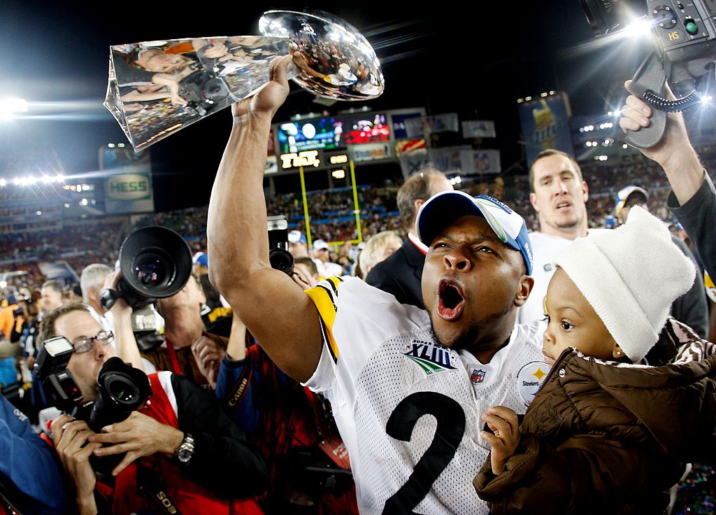 Mewelde Moore #21 of the Pittsburgh Steelers celebrates holds up the Vince Lombardi trophy as he celebrates with his daughter Jalyn Chantelle after their 27-23 win against the Arizona Cardinals during Super Bowl XLIII on February 1, 2009 at Raymond James Stadium in Tampa, Florida.