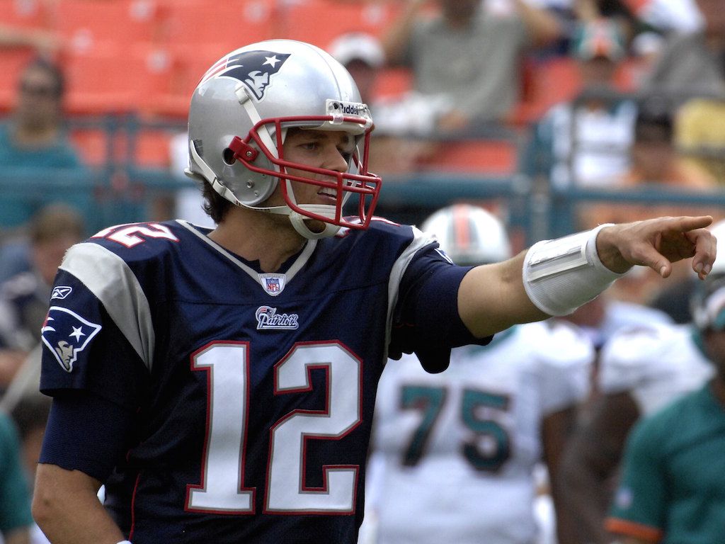 Tom Brady points at his teammates.