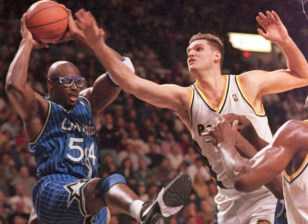  L'attaquant du Magic d'Orlando Horace Grant (L) bat le centre du Pacer de l'Indiana Dwayne Schintzius 