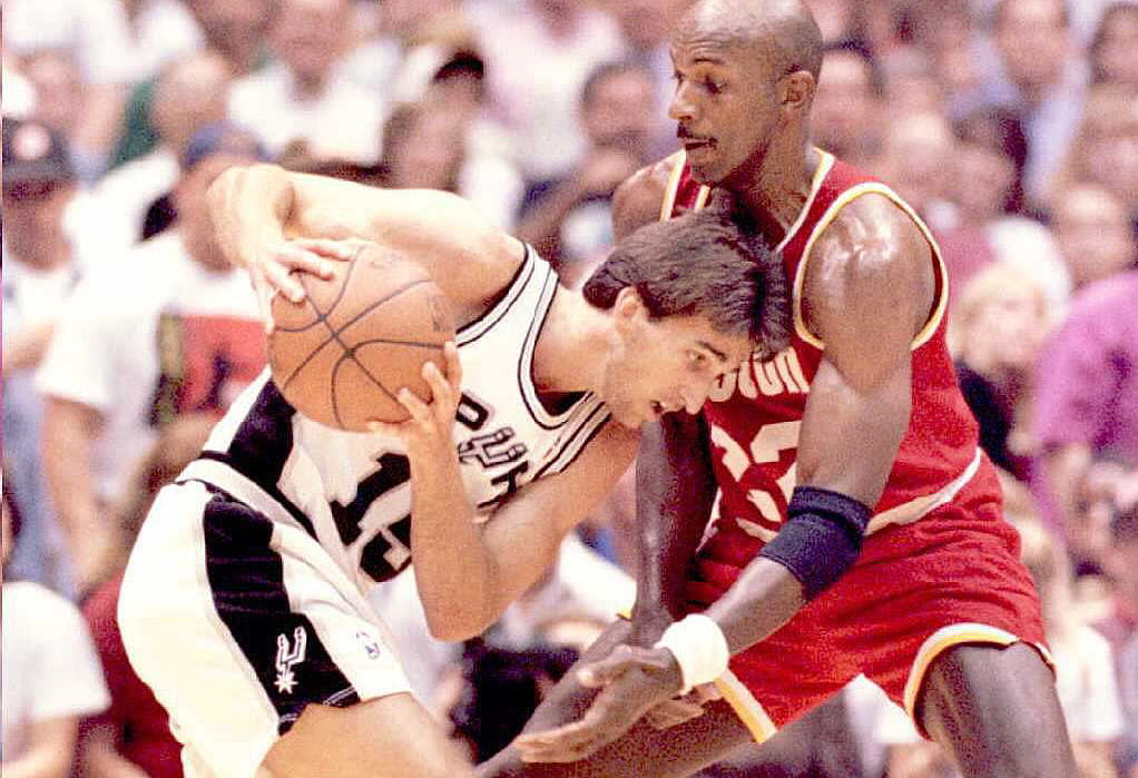 San Antonio Spurs Vinny Del Negro gets trapped by the Houston Rockets Clyde Drexler.