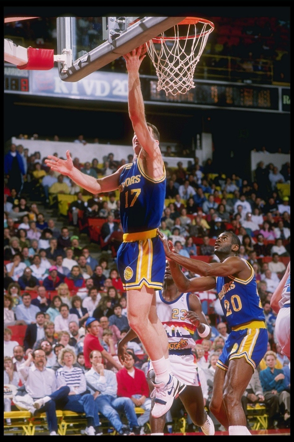 Chris Mullin do Golden State Warriors estabelece durante um jogo