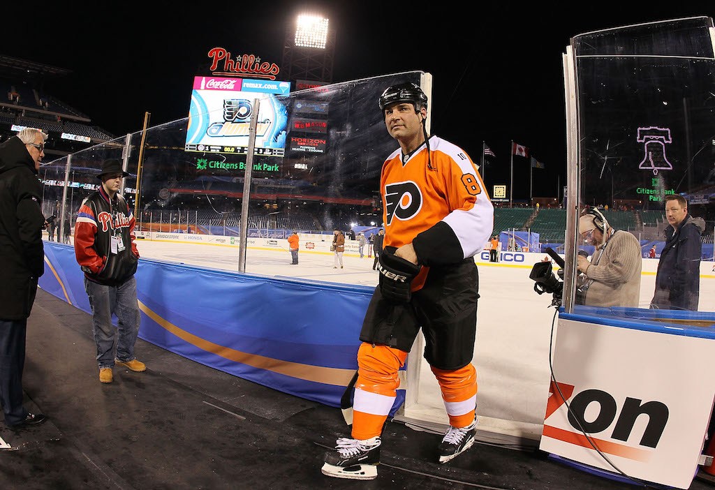 Eric Lindros of the Philadelphia Flyers leaves the ice after playing against the New York Rangers during the 2012 Bridgestone NHL Winter Classic Alumni Game | Jim McIsaac/Getty Images