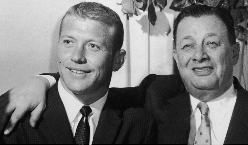 Dinning at the Harwyn Club, New York, New York, late 1950s. (L-R) Golfer Jimmy Demeret (1910 - 1983), baseball player Mickey Mantle (1931 - 1995), restaurant and bar owner Bernard Toots Shor (1904 - 1977), Harwyn Club owner and former basebal player Ed Wynne, and boxer Rocky Graziano (1922 - 1990).
