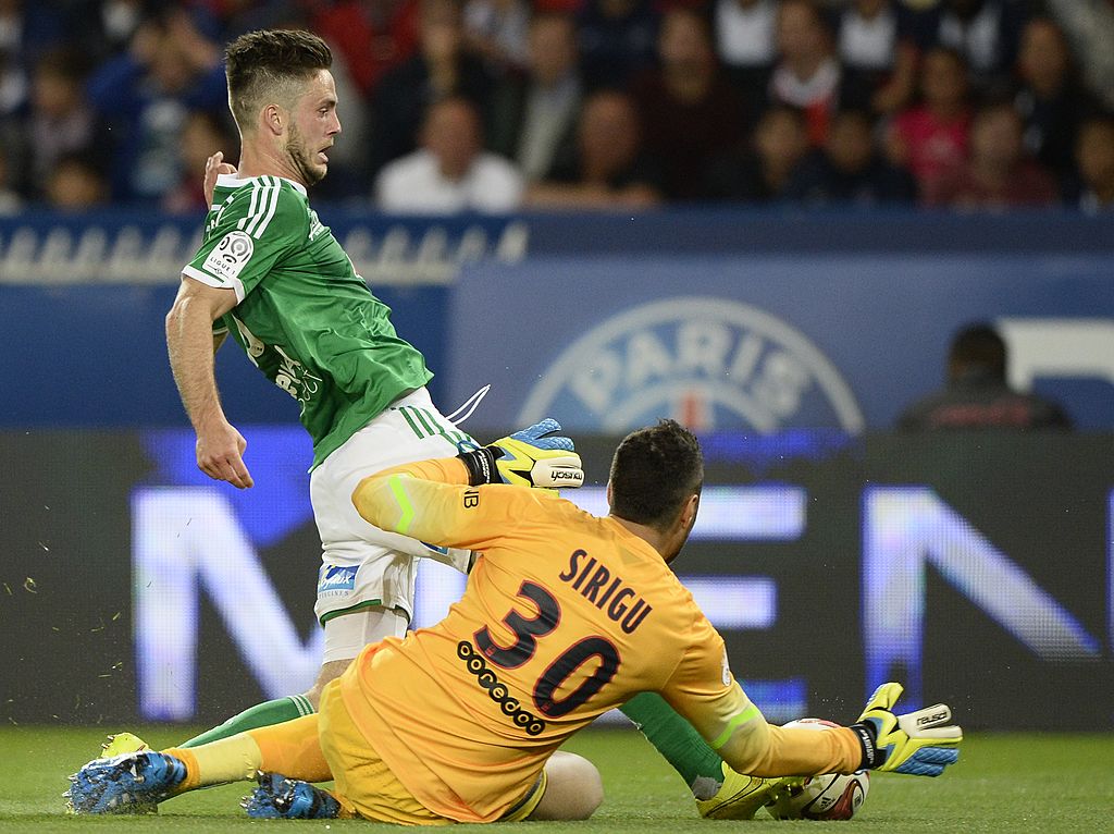 Paris Saint-Germain's Italian goalkeeper Salvatore Sirigu (R) vies with Saint-Etienne's Ricky von Wolfswinkel