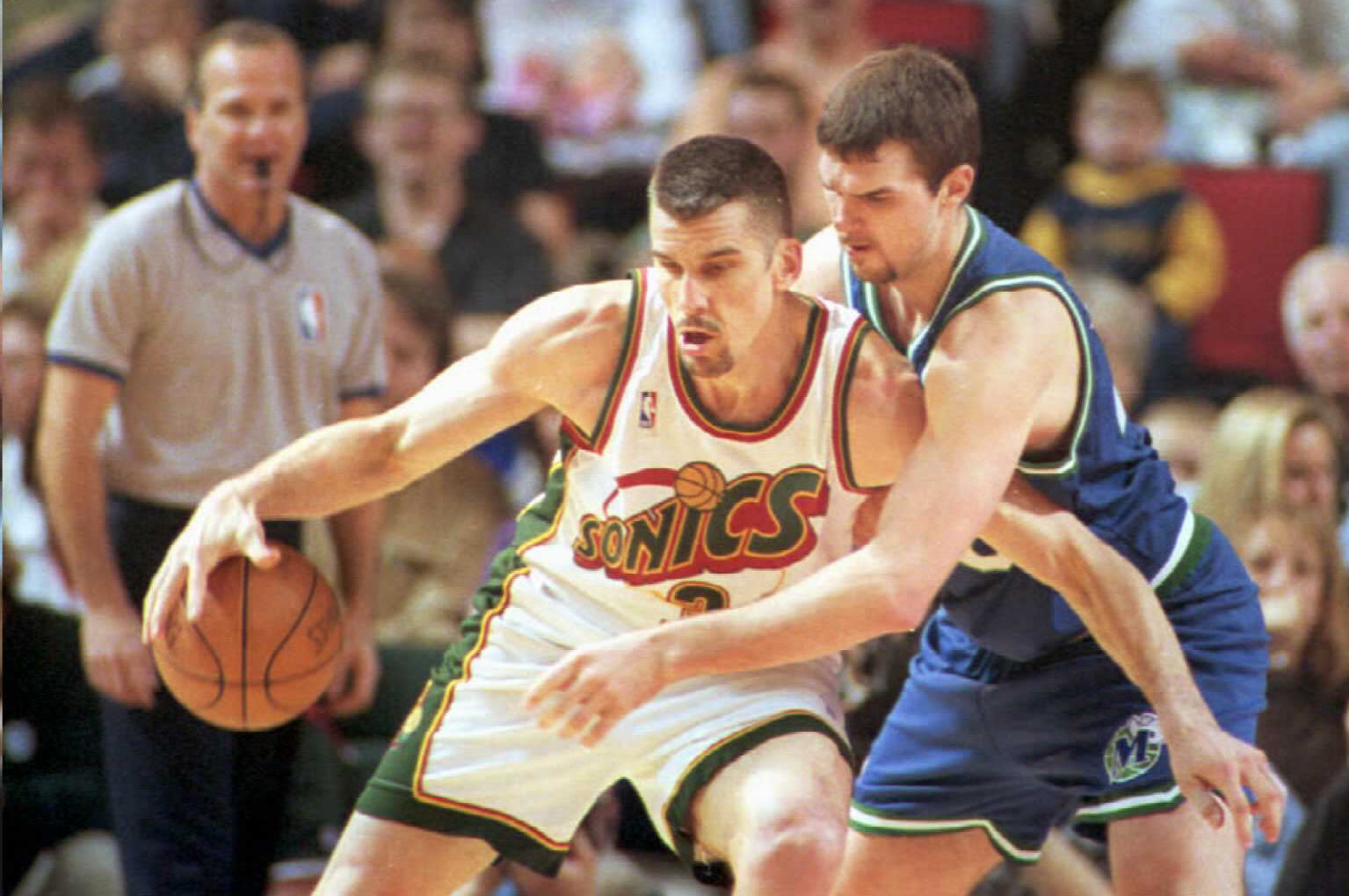 Dallas Maverick Loren Meyer (R) tries to knock the ball away from Seattle Supersonic Frank Brickowski