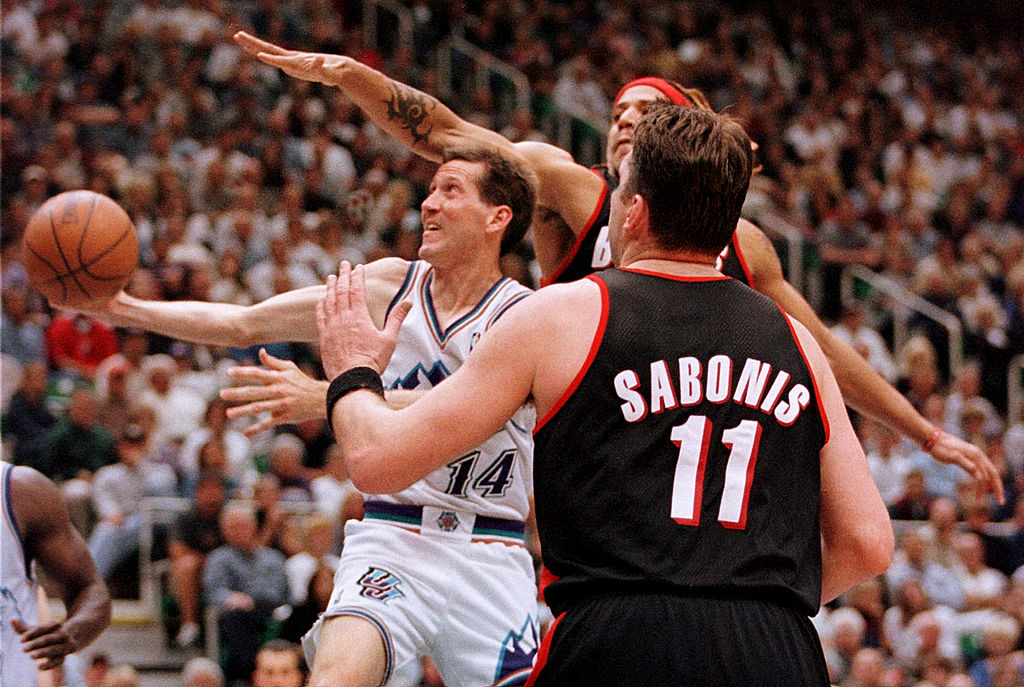 Jeff Hornacek (C) degli Utah Jazz mette un colpo tra Arvydas Sabonis e Brian Grant