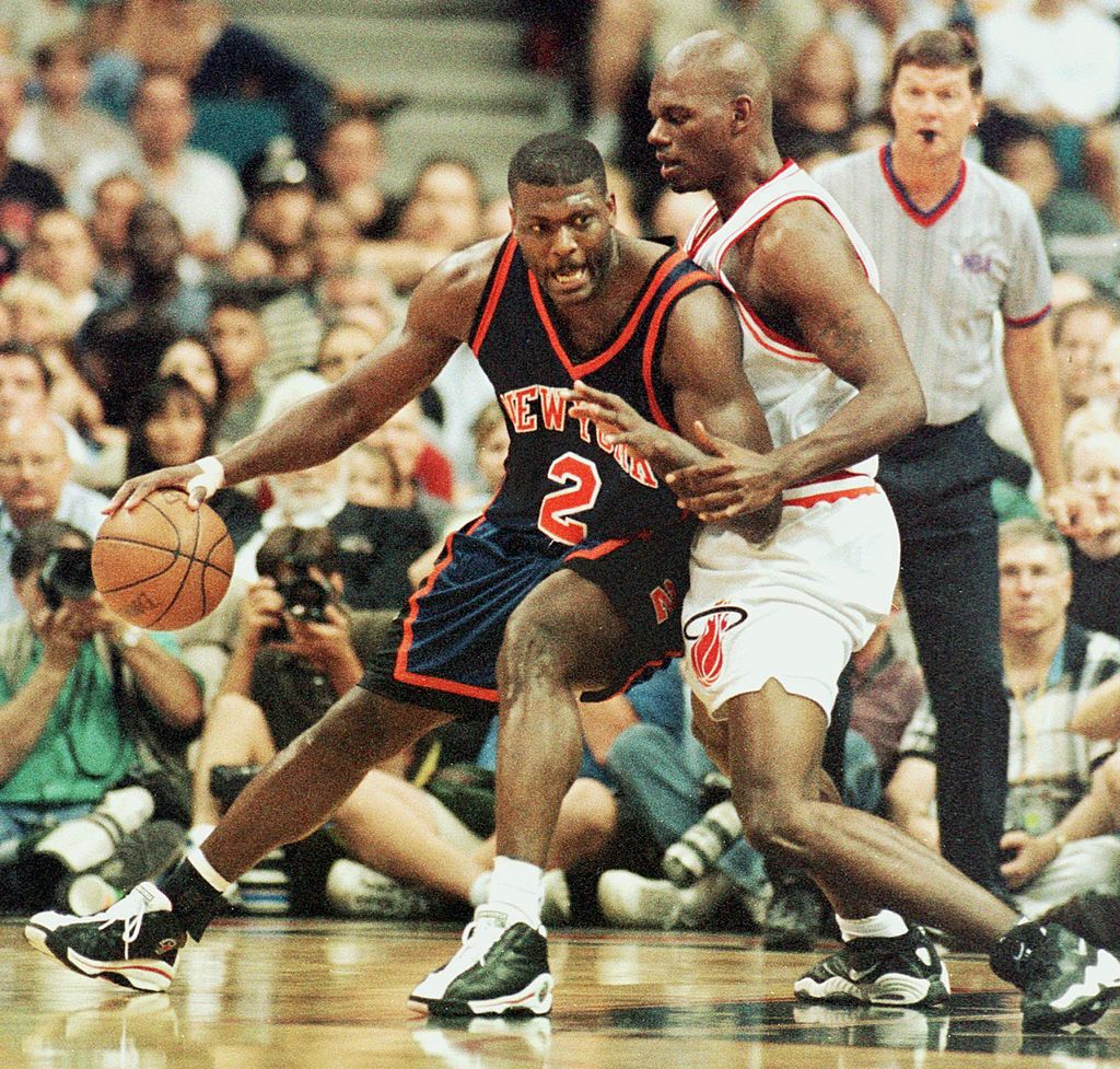 Larry Johnson (L) of the New York Knicks drives the ball past an opponent