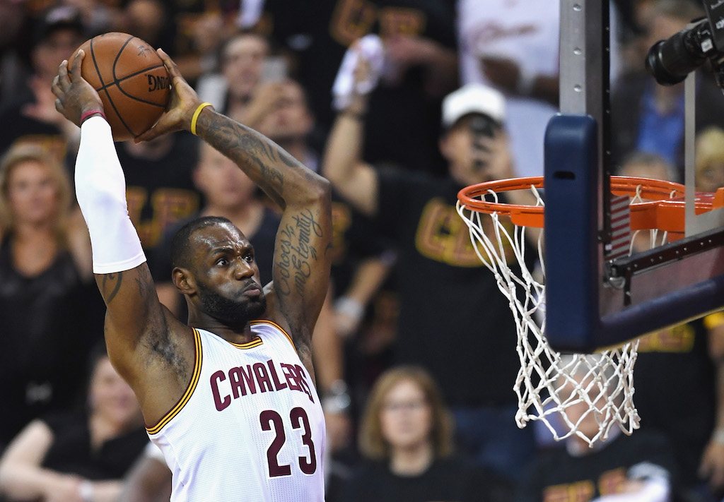 CLEVELAND, OH - JUNI 16: LeBron James # 23 der Cleveland Cavaliers taucht den Ball gegen die Golden State Warriors in Spiel 6 des NBA-Finales 2016 in der Quicken Loans Arena am Juni 16, 2016 in Cleveland, Ohio.