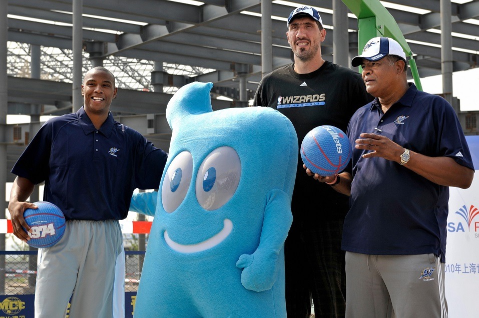 NBA Hall of Fame center Wes Unseld (R) poses for a promotional photo with former Bullets player Gheorghe Muresan (C) and National Basketball Association (NBA) Wizards player Caron Butler (L).