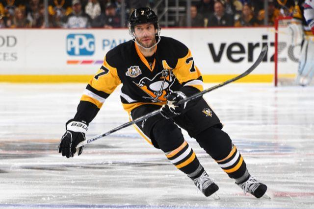 Matt Cullen of the Pittsburgh Penguins skates against the New York Rangers | Joe Sargent/NHLI via Getty Images