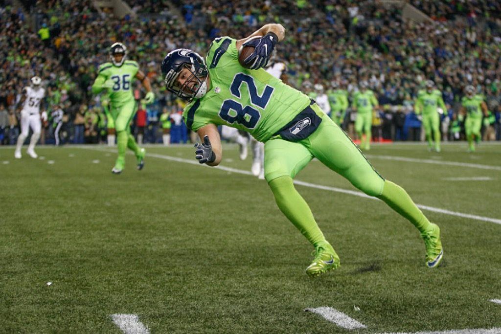Tight end Luke Willson of the Seattle Seahawks rushes for a touchdown against the Los Angeles Rams | Otto Greule Jr/Getty Images