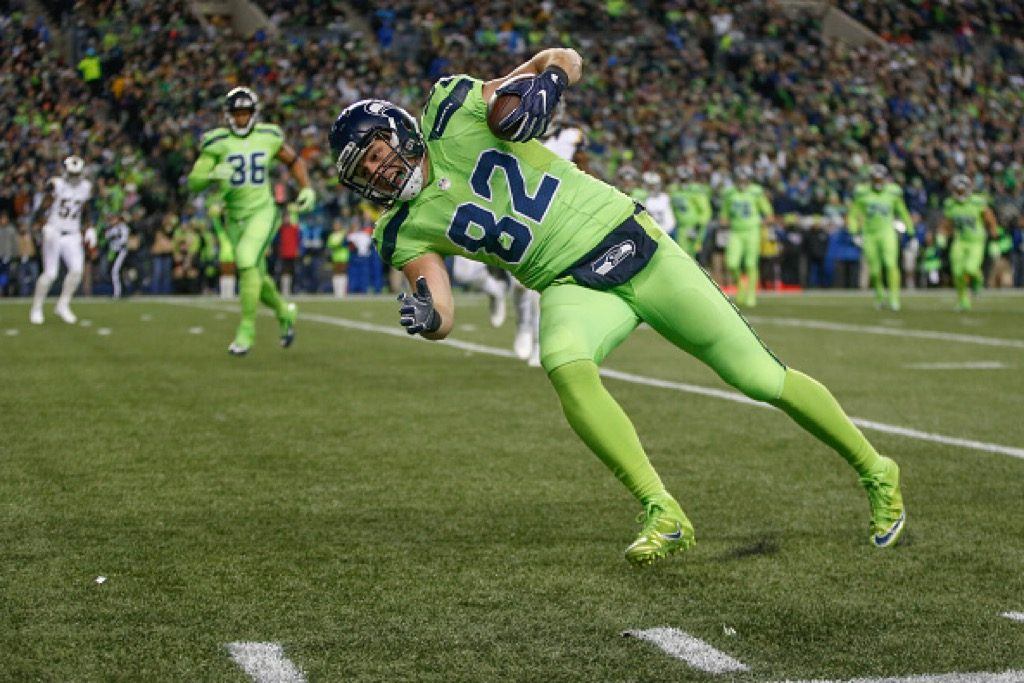 Tight end Luke Willson of the Seattle Seahawks rushes for a touchdown against the Los Angeles Rams | Otto Greule Jr/Getty Images