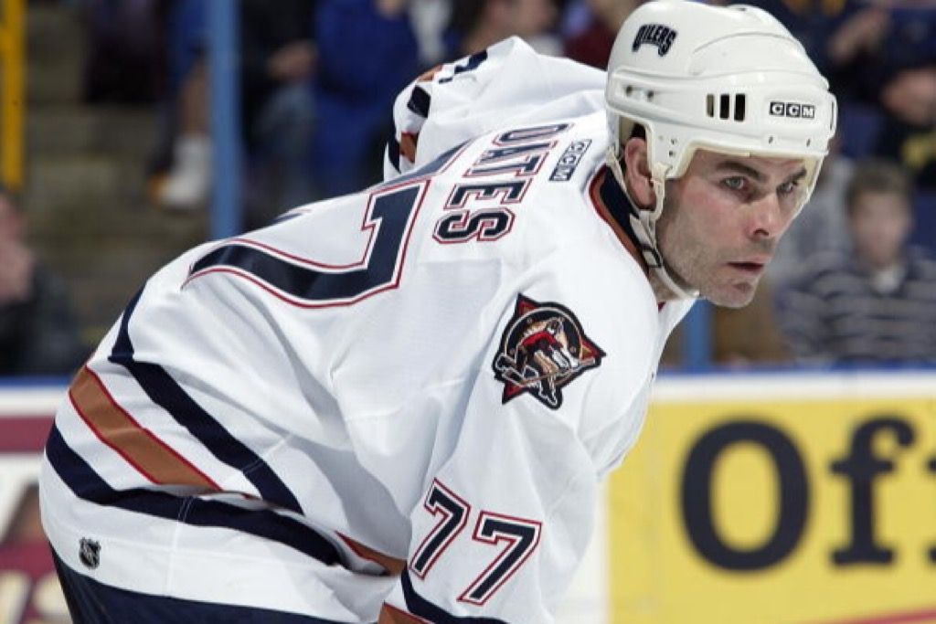Center Adam Oates of the Edmonton Oilers waits on the ice | Elsa/Getty Images