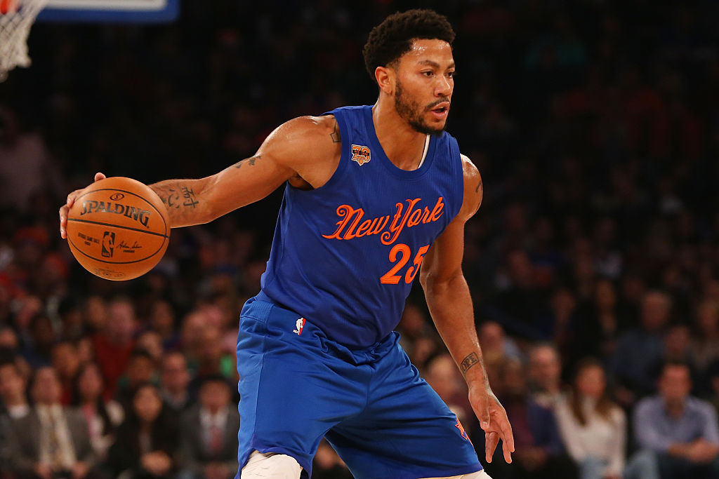 Derrick Rose dei New York Knicks dribbla la palla contro i Boston Celtics al Madison Square Garden | Mike Stobe/Getty Images