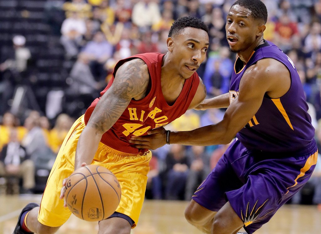 Jeff Teague makes his way around the defender | Andy Lyons/Getty Images