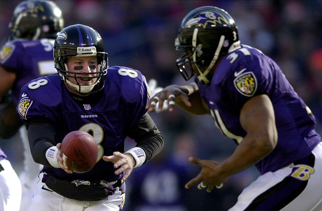Trent Dilfer of the Baltimore Ravens hands off to Jamal Lewis as the Ravens defeated the Jets 34-20