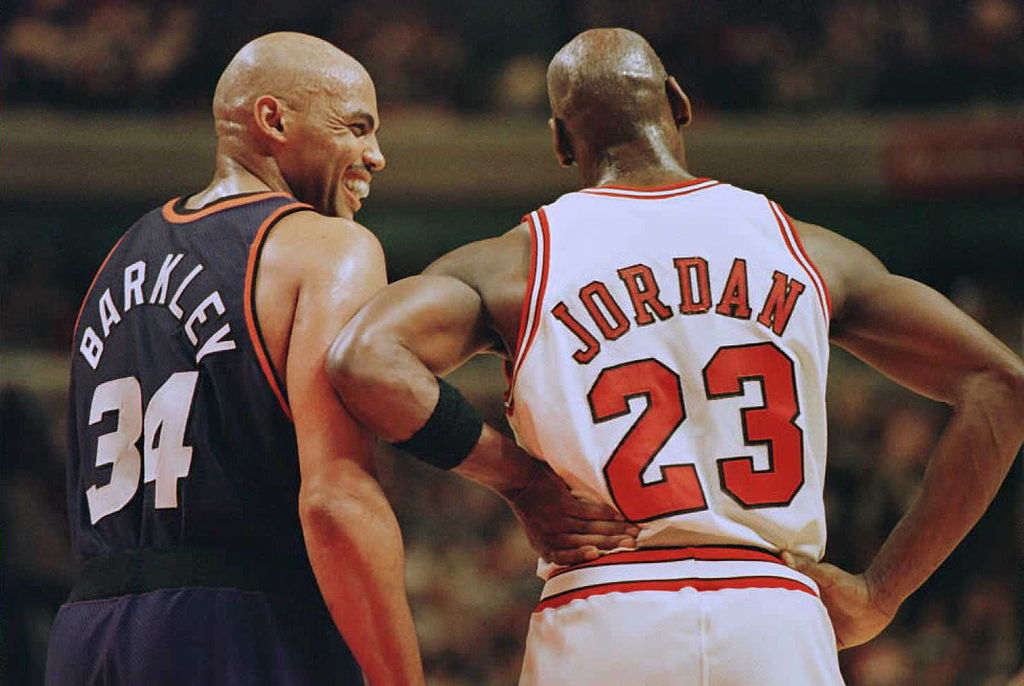 Charles Barkley, van de Phoenix Suns, lacht bij een fout call met Chicago Bulls guard Michael Jordan