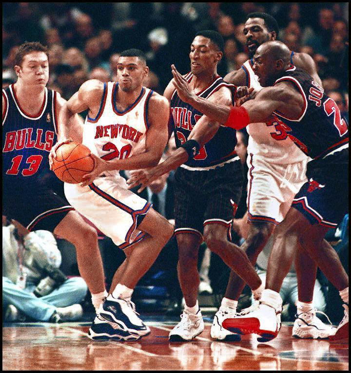 Michael Jordan, e outros membros do Chicago Bulls, tenta roubar a bola de Charles Oakley do Knicks