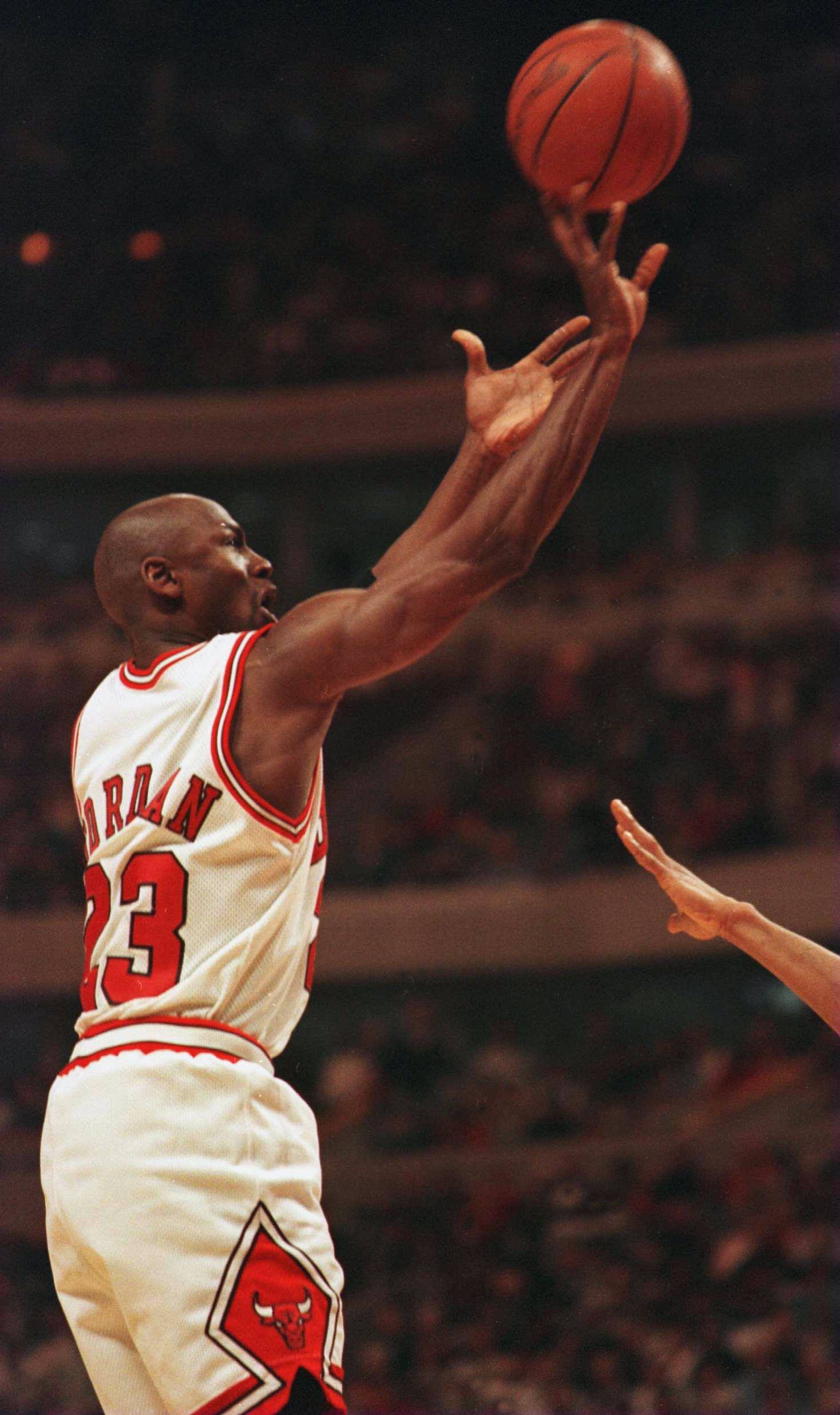 Michael Jordan av Chicago Bulls sätter upp ett skott under tredje kvartalet