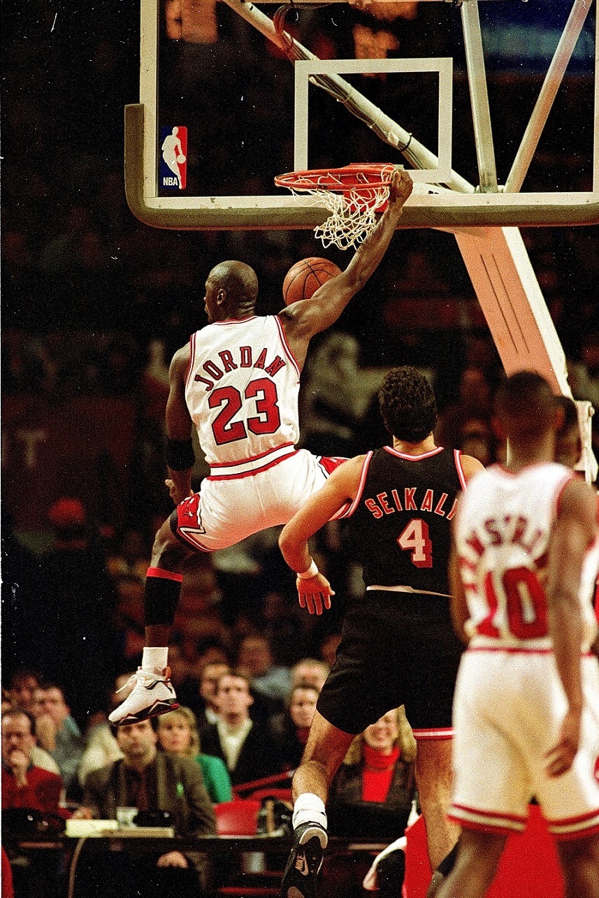 Michael Jordan dunks piłkę podczas meczu przeciwko Miami Heat.