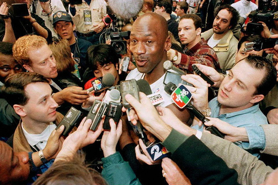 Michael Jordan omgivet af medlemmer af medierne efter et spil