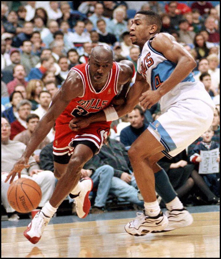 Chicago Bulls guard Michael Jordan drives from the basket tegen Bobby Phills of the Cleveland Cavaliers