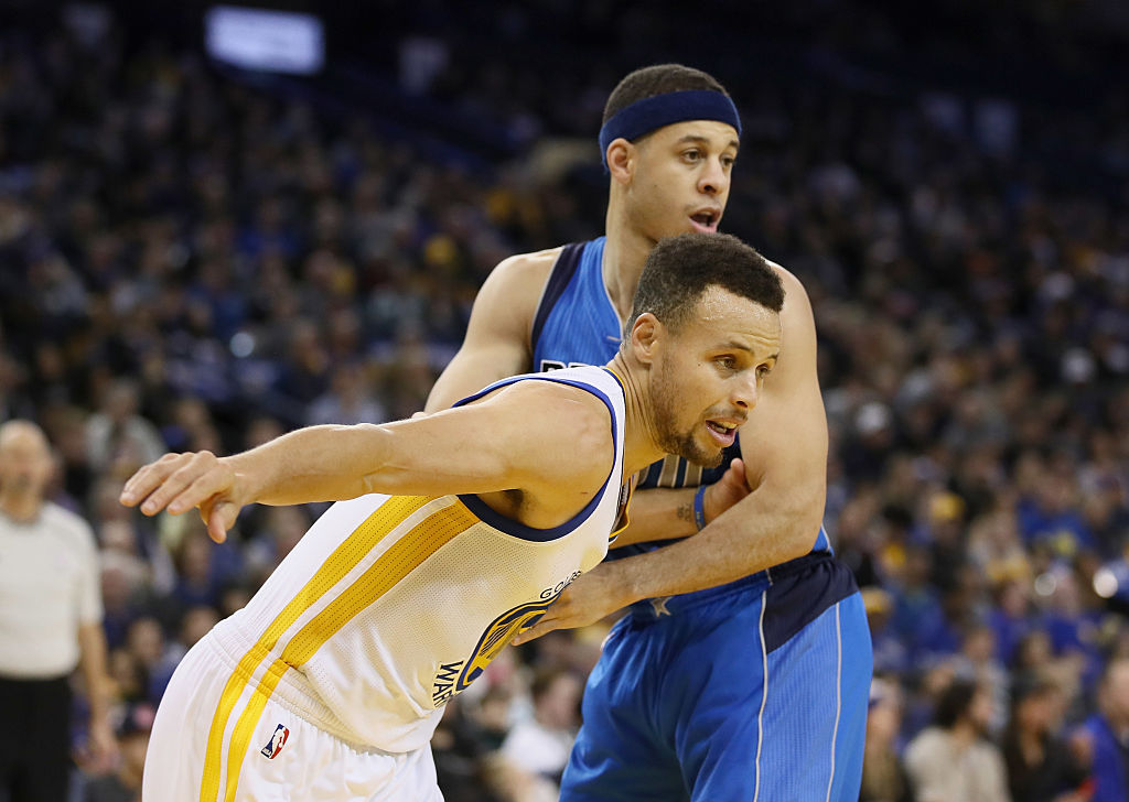 Stephen Curry of the Golden State Warriors is guarded by his brother, Seth Curry of the Dallas Mavericks | Ezra Shaw/Getty Images