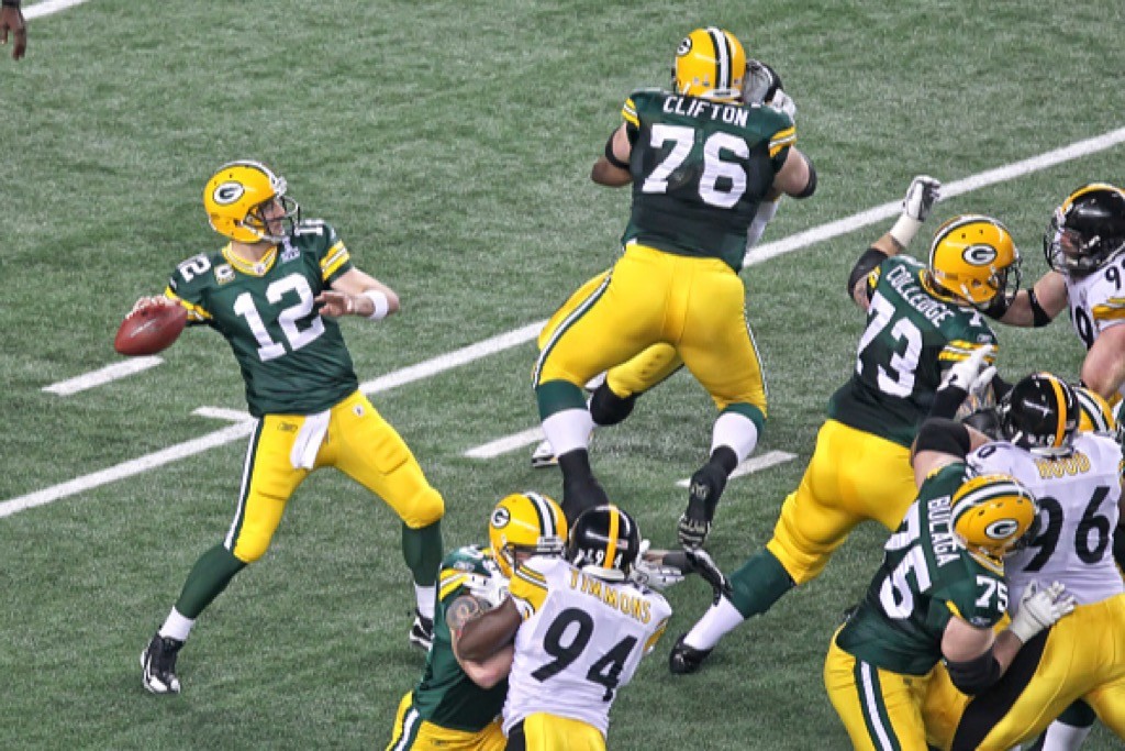 Green Bay Packers quarterback Aaron Rodgers (L) looks for a target during the Green Bay Packers' victory in Super Bowl XLV.