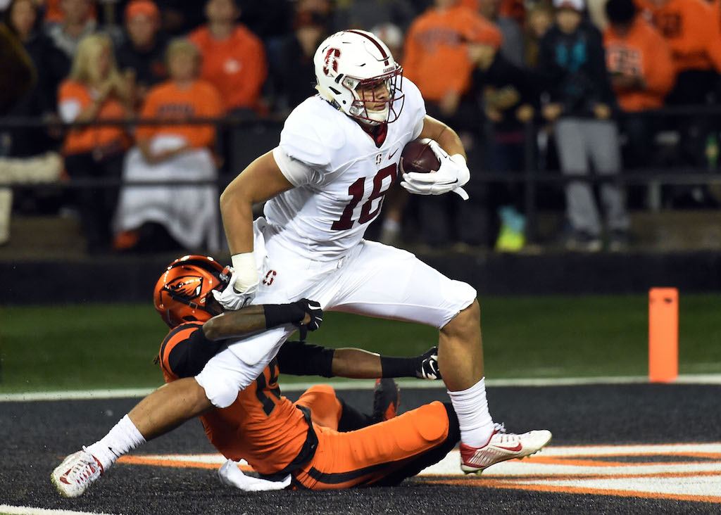 Stanford TE Austin Hooper breaks free from a defender.