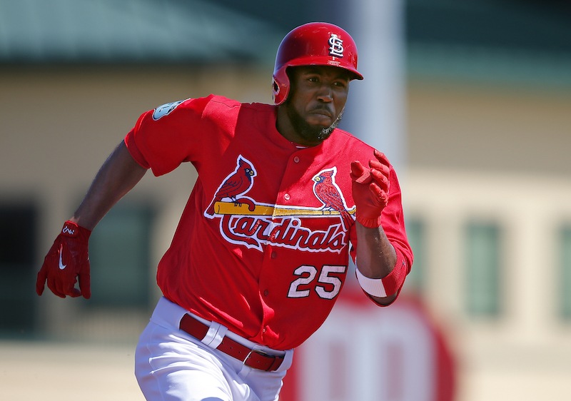 Dexter Fowler sprints to first base.