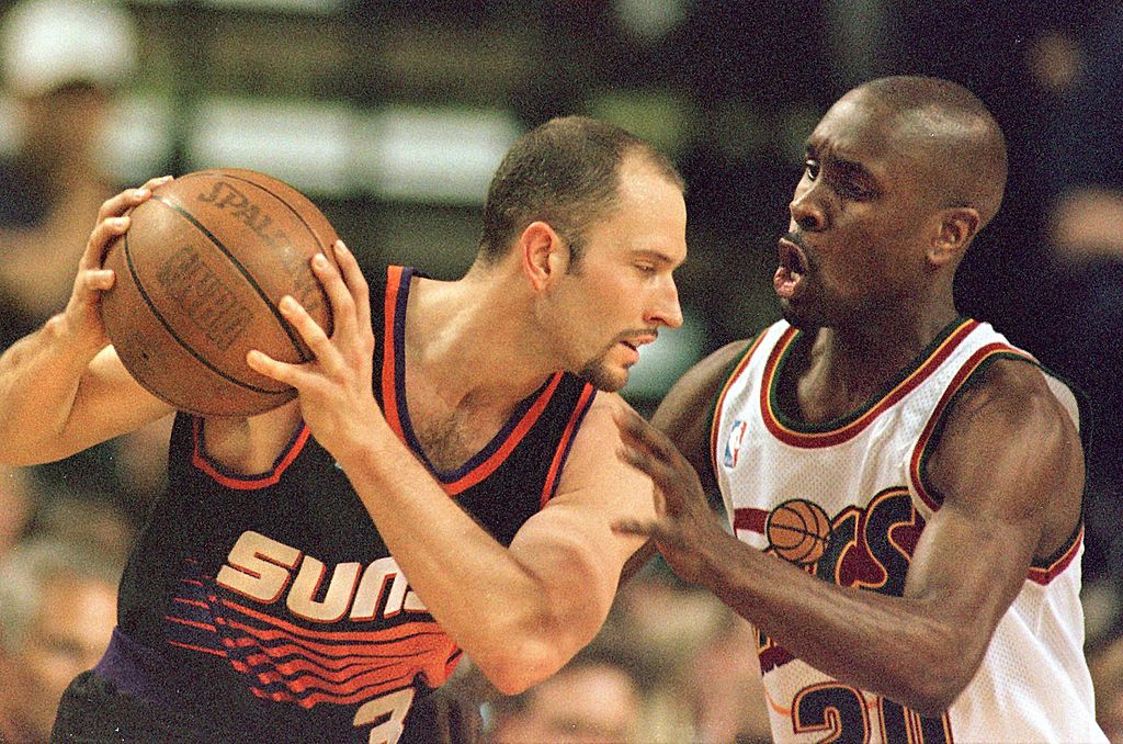 Rex Chapman is guarded by Gary Payton.