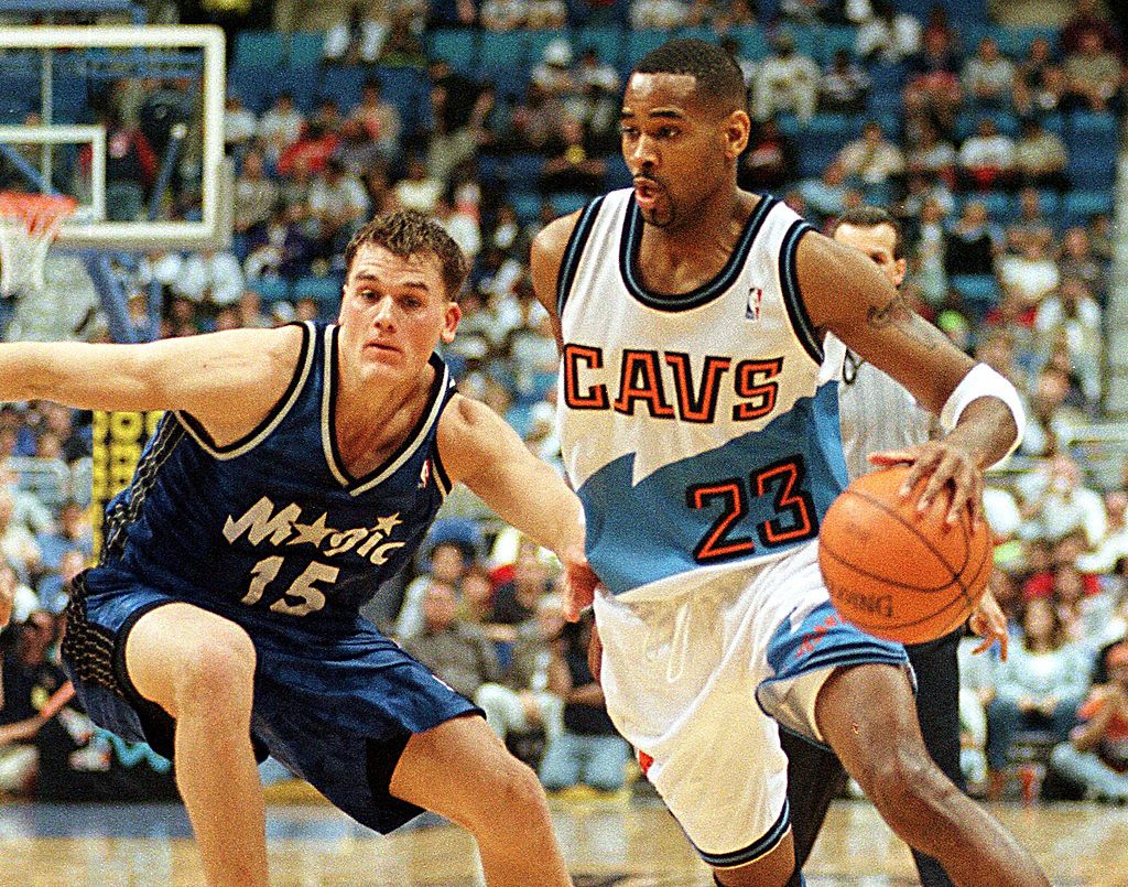 Cleveland Cavaliers guard Derek Anderson drives toward the basket around the defense of Orlando Magic forward Matt Harpring.