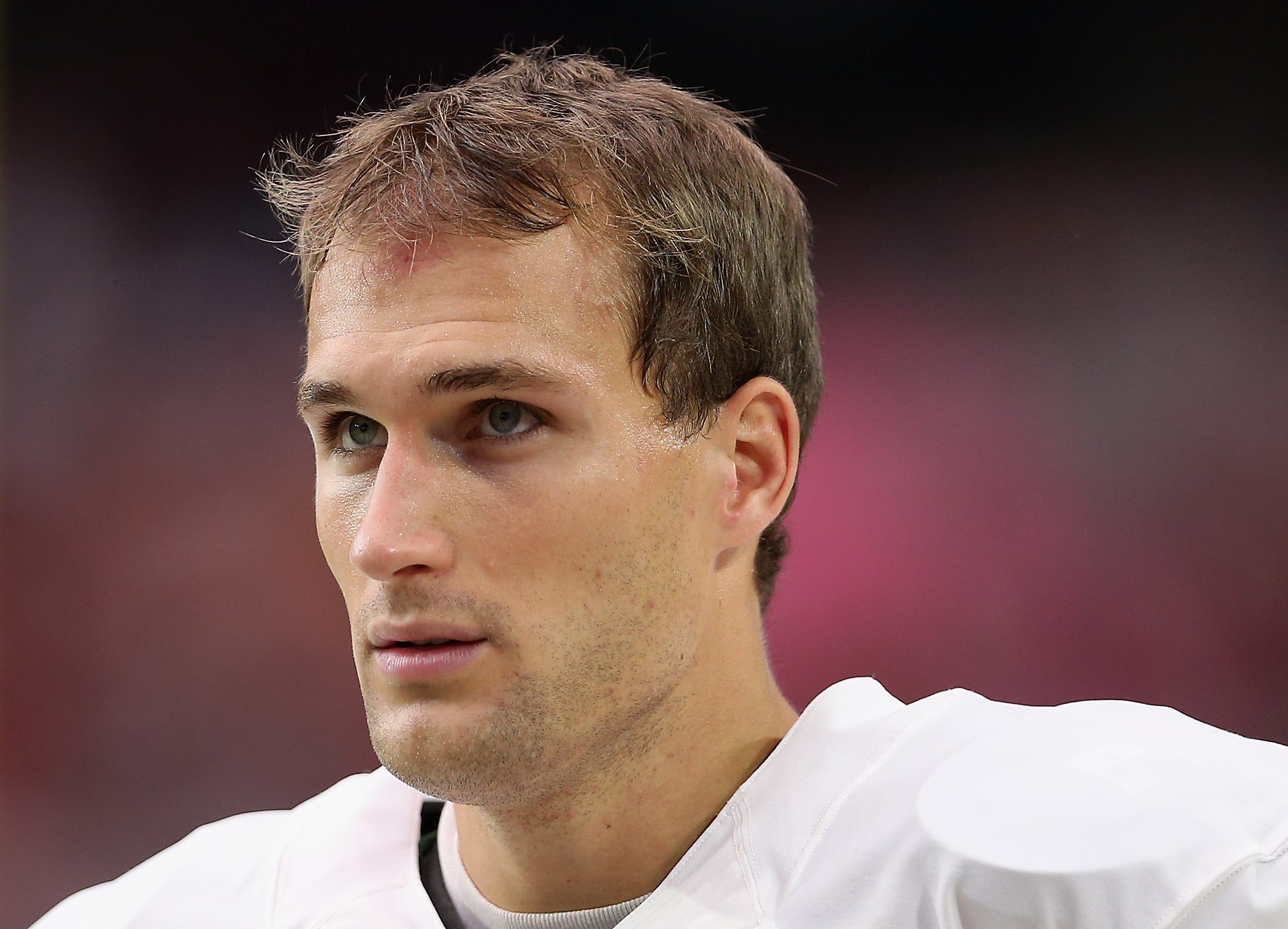 Kirk Cousins looks up at the scoreboard.