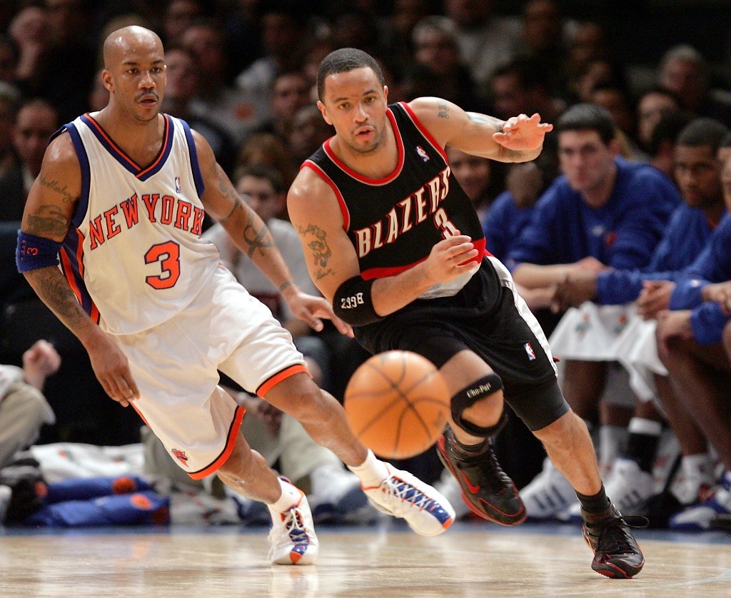 Damon Stoudamire dribbles down the court.
