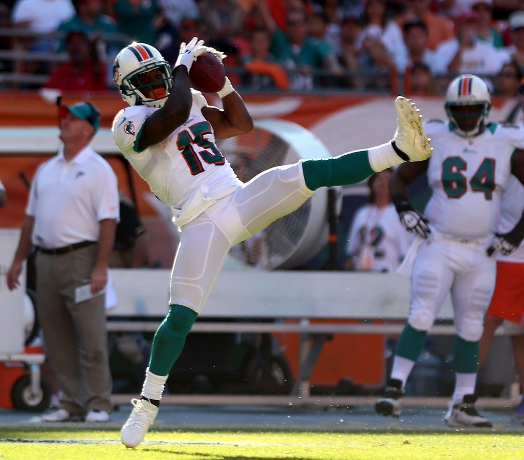Davone Bess catches a touchdown pass.