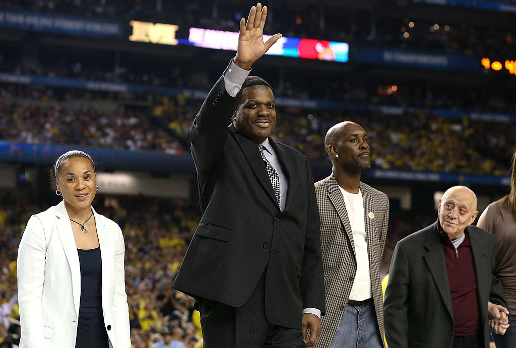 Les intronisés de la classe 2013 du Basketball Hall of Fame (de gauche à droite) Dawn Staley, Bernard King, Gary Payton et Jerry Tarkanian se tiennent sur le terrain.