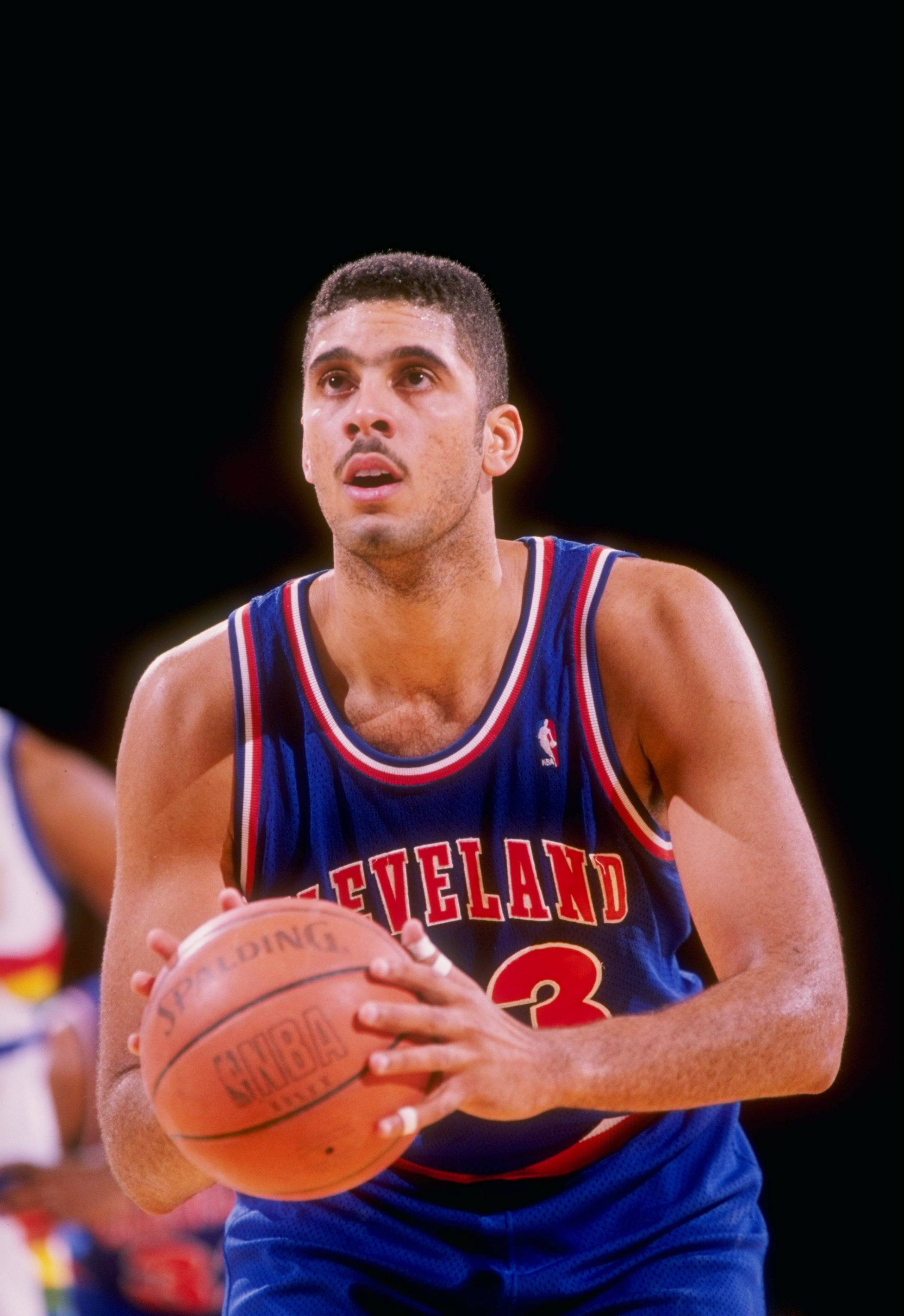 Center Brad Daugherty von den Cleveland Cavaliers will den Ball werfen.