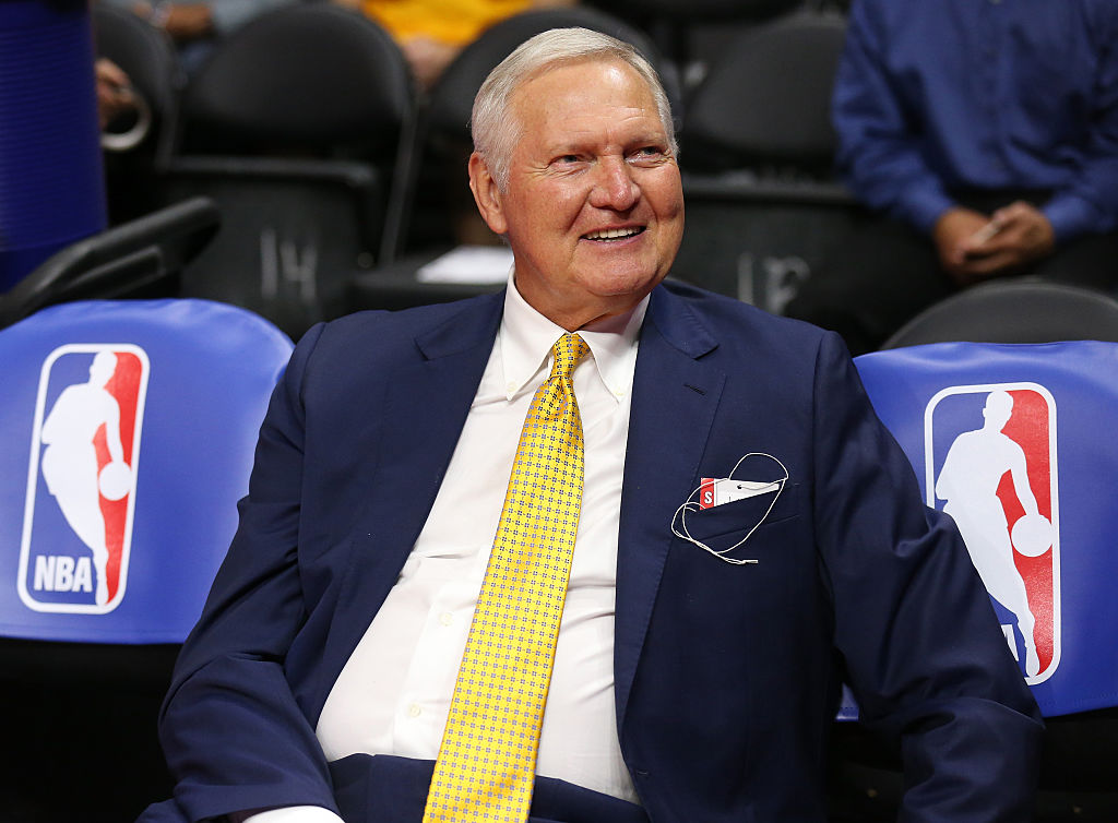 Jerry West, membre du conseil exécutif des Golden State Warriors, est assis sur le banc avant un match.