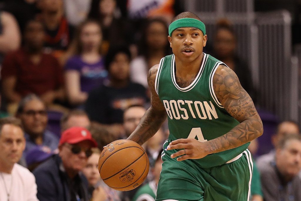 Isaiah Thomas brengt de bal naar voren.