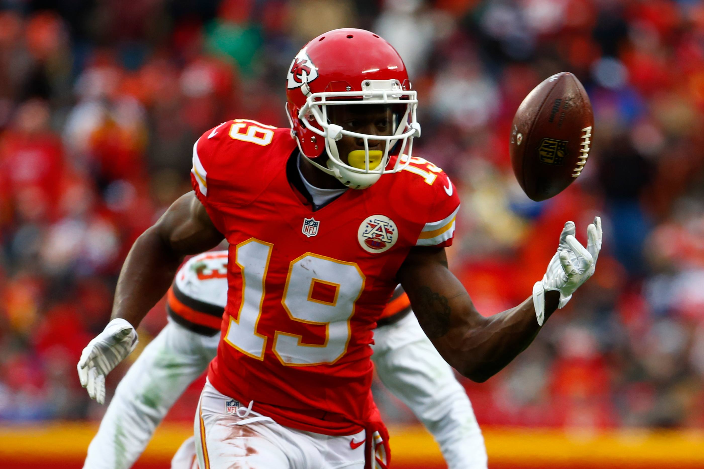 Jeremy Maclin makes a catch during a game in 2015.