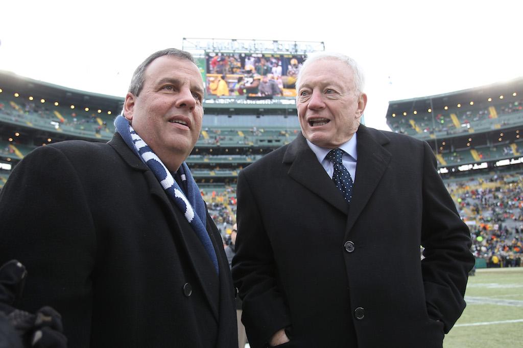 New Jersey Governor Chris Christie and Dallas Cowboys owner Jerry Jones talk prior to the 2015 NFC Divisional Playoff game.