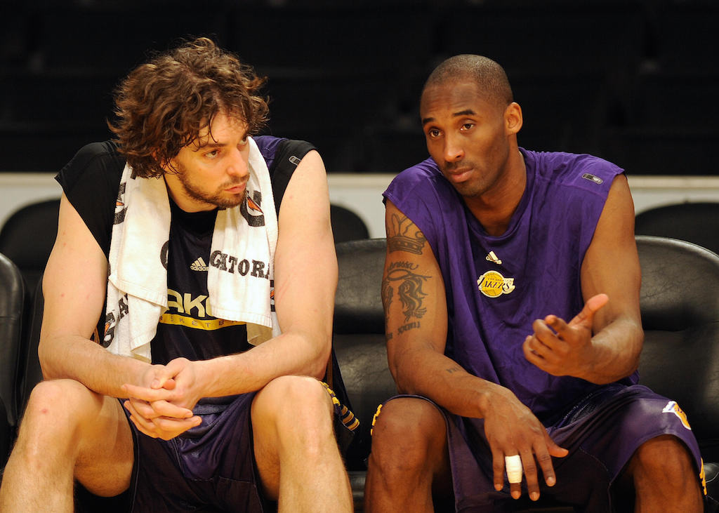 Pau Gasol and Kobe Bryant chat on the bench.