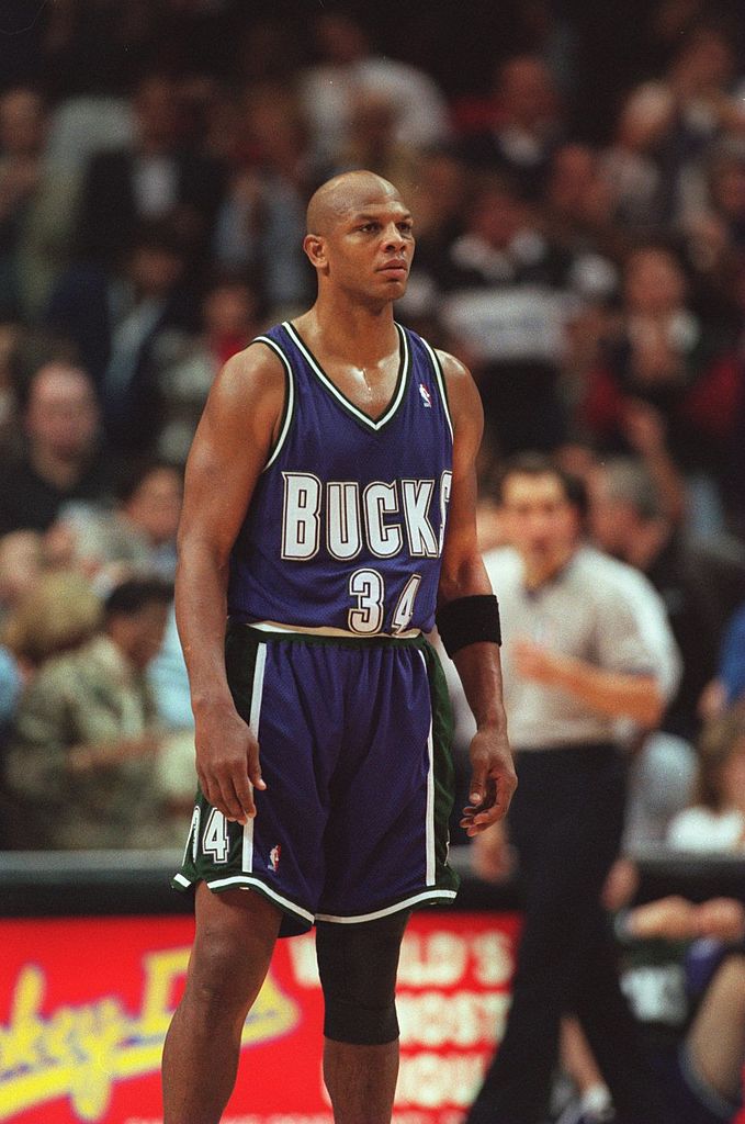 Terry Cummings z Milwaukee Bucks stojí na palubovce.